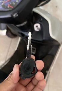 Thợ khóa tại Dĩ An đang mở ổ khóa xe máy nhanh chóng và an toàn