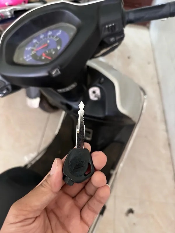Thợ khóa tại Dĩ An đang mở ổ khóa xe máy nhanh chóng và an toàn